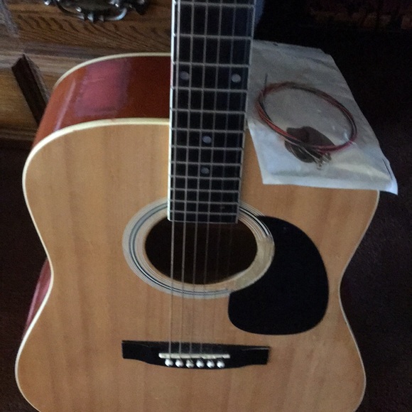 Guitar - Picture 3 of 7